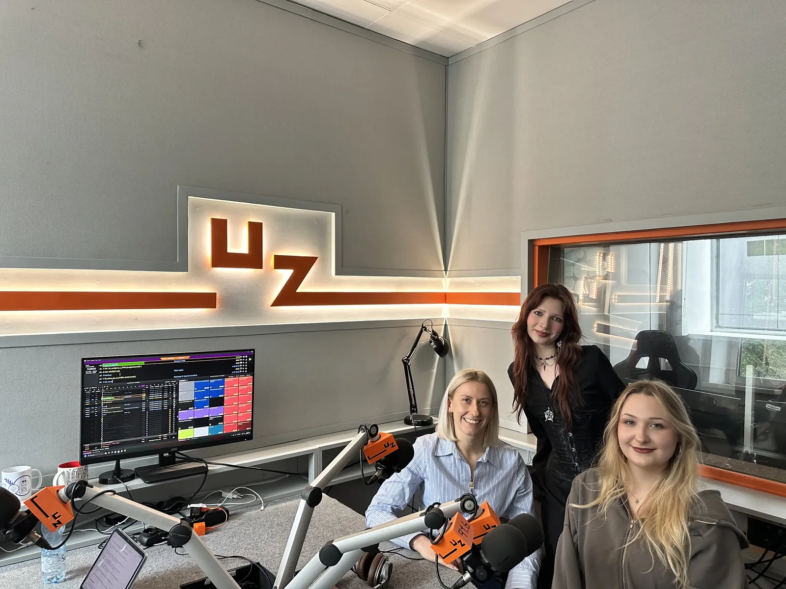Założycielka Jaskółki z prowadzącymi w studiu Radia LUZ